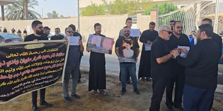 وقفة احتجاجية لذوي ضحايا حريق “هايبرماركت الكوت” أمام محكمة استئناف واسط