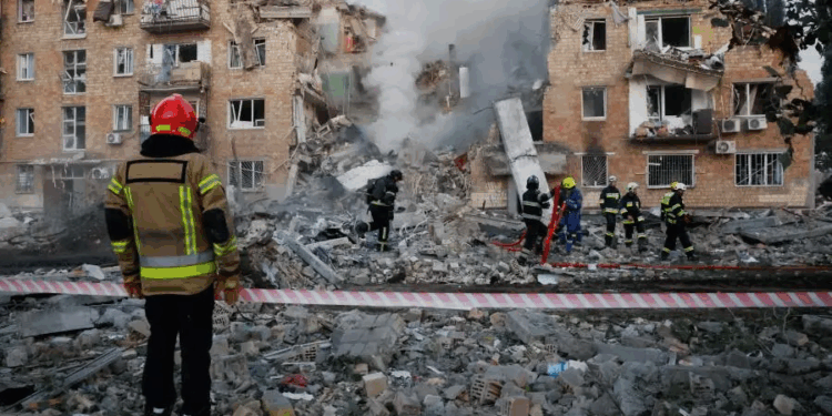 هجوم روسي عنيف يوقع قتلى في كييف,, تضرر مبنى الاتحاد الأوروبي