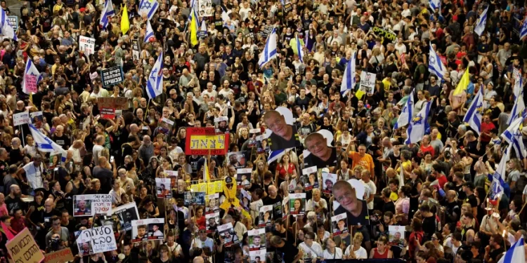 تل أبيب.. آلاف يتظاهرون ضد خطة نتنياهو بشأن غزة ويطالبون بالإفراج عن الرهائن