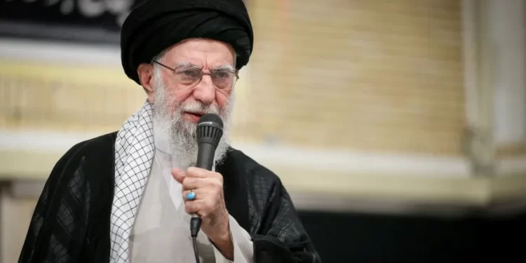 خامنئي.. إيران لن تخضع للمطالب الأميركية