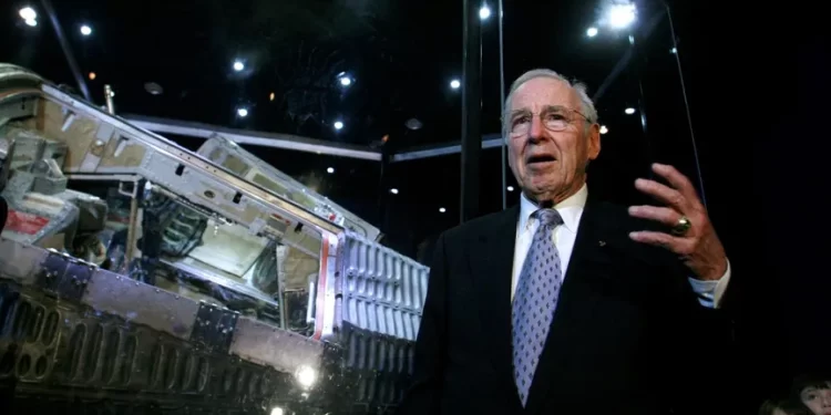 ناسا تعلن رحيل رائد الفضاء جيم لوفيل قائد المهمة أبوللو 13 عن 97 عاماً