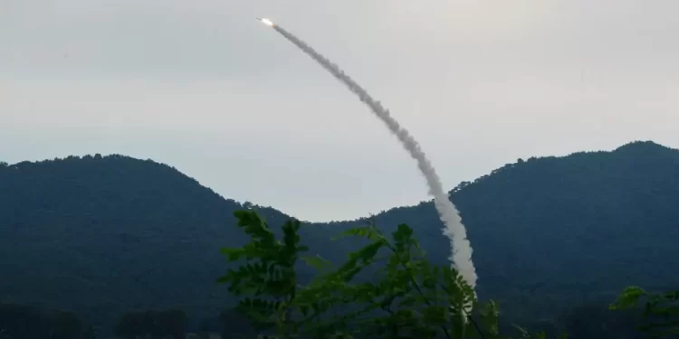 كوريا الشمالية تختبر صاروخين متطورين مضادين للطائرات