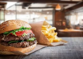 وجبات الأطفال “الهابي ميل” تجذب الكبار,,, اقتصادات الادخار تعيد صياغة عادات الأكل