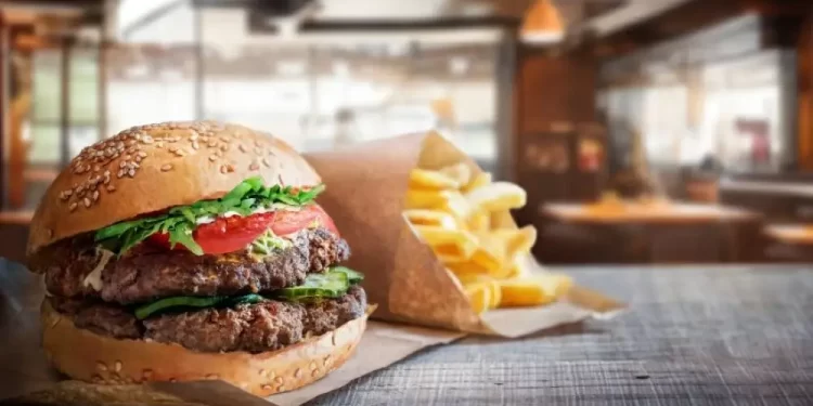 وجبات الأطفال “الهابي ميل” تجذب الكبار,,, اقتصادات الادخار تعيد صياغة عادات الأكل