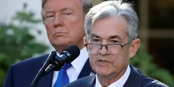 ترامب يصف رئيس الفيدرالي بالعنيد والأحمق ويطالب بعزله