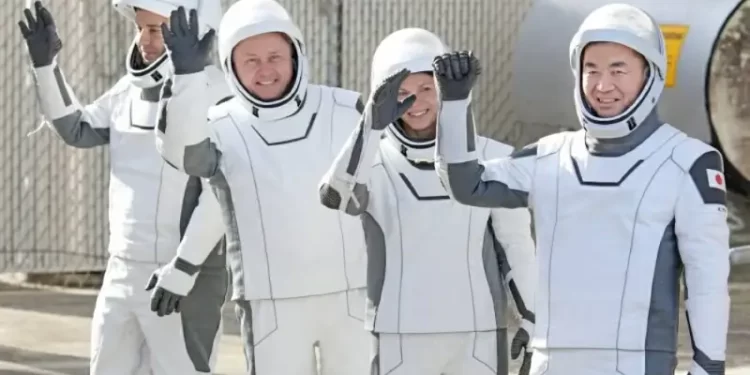 5 رواد فضاء يغادرون محطة الفضاء عائدين إلى الأرض