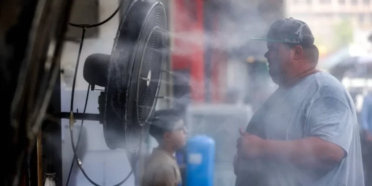 العراق يتأثر بمنخفض جوي ساخن يرفع درجات الحرارة إلى مستويات قياسية