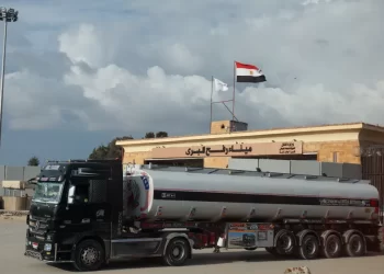 القاهرة الإخبارية: شاحنتان محملتان بالوقود تستعدان للدخول إلى غزة