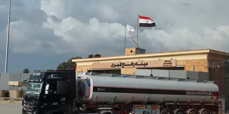 القاهرة الإخبارية: شاحنتان محملتان بالوقود تستعدان للدخول إلى غزة