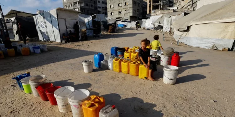 العطش يفتك بغزة وسط تلوث المياه الجوفية وانهيار البنية التحتية