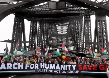 عشرات الآلاف يشاركون في مسيرة مؤيدة للفلسطينيين فوق جسر هاربور في سيدني