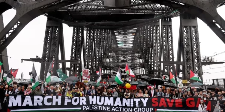 عشرات الآلاف يشاركون في مسيرة مؤيدة للفلسطينيين فوق جسر هاربور في سيدني