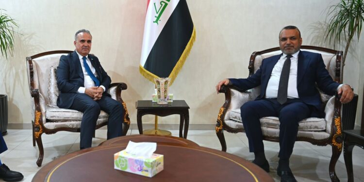 وزير العمل يبحث مع ممثلي منظمة (FAO) سبل دعم الفئات الهشّة وتعزيز فرص التمكين