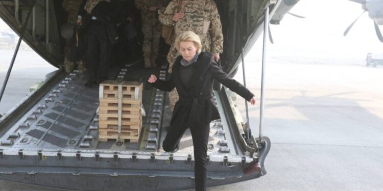 نجاة رئيسة المفوضية الأوروبية من كارثة جوية واتهامات لروسيا