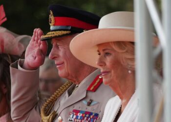 كتاب جديد يكشف أخطر أسرار العائلة المالكة البريطانية