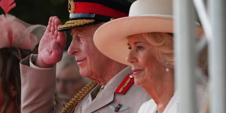 كتاب جديد يكشف أخطر أسرار العائلة المالكة البريطانية