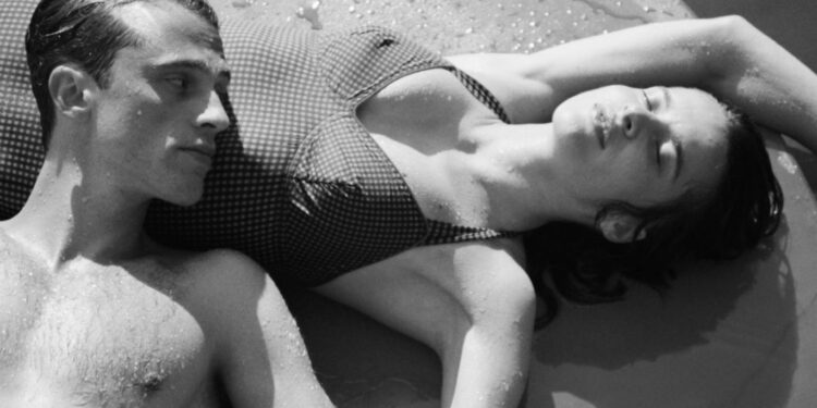 “الغريب” البر كامو يتجدد بالأسود والأبيض في البندقية