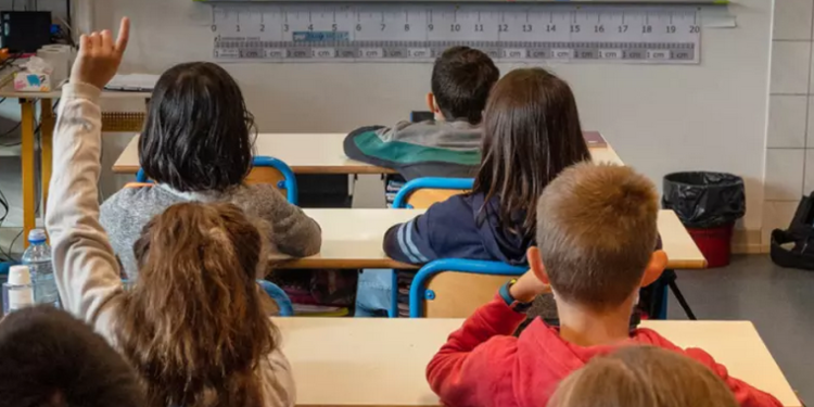 تلميذة تنال شهادة البكالوريا الفرنسية بعمر 9 سنوات