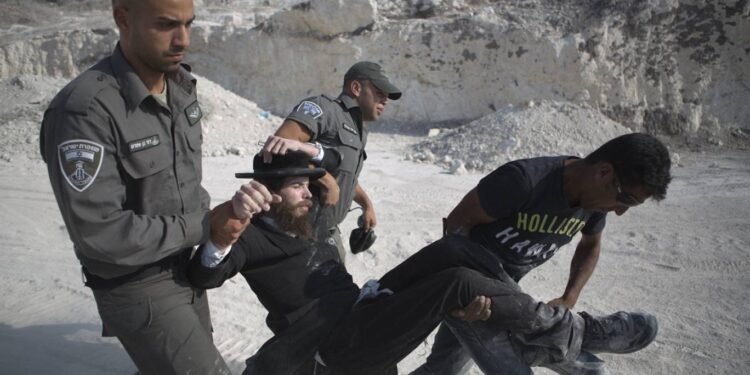 الحريديم يهاجمون حافلة للجيش الإسرائيلي تقـــل “فارين من التجنيد”