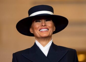 أزياء ميلانيا تحاكي جاكي كينيدي وقبعتها تمنحها الغموض