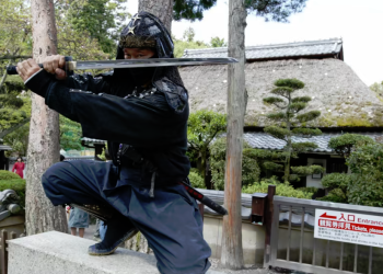 أصحاب الرداء الأسود وأسطورة التخفي بلا أثر… من هم؟