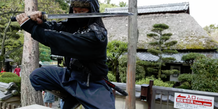 أصحاب الرداء الأسود وأسطورة التخفي بلا أثر… من هم؟