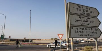 إسرائيل تعتزم إغلاق جسر الملك حسين مع الأردن