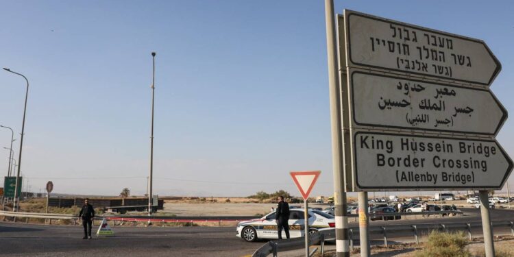 إسرائيل تعتزم إغلاق جسر الملك حسين مع الأردن