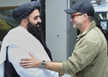طالبان تطلق سراح “محتجز أميركي” بعد زيارة مبعوث واشنطن