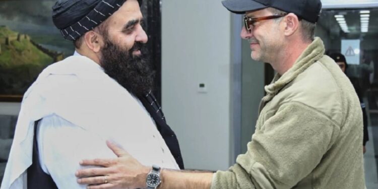طالبان تطلق سراح “محتجز أميركي” بعد زيارة مبعوث واشنطن