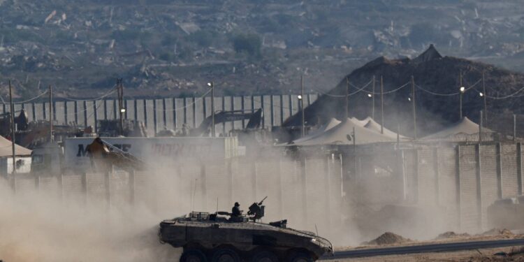 إسرائيل تحشد قواتها العسكرية تمهيداً للهجوم على غزة