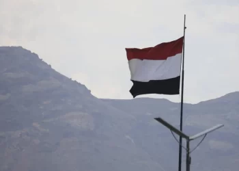 إصابة سفينة بمقذوف قبالة اليمن