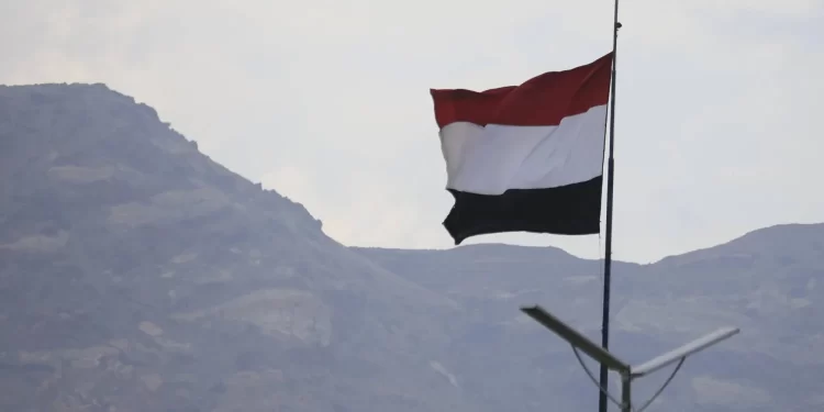 إصابة سفينة بمقذوف قبالة اليمن