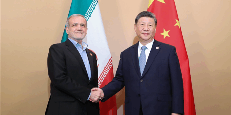 الرئيس الصيني يلتقي نظيره الإيراني على هامش قمة شنغهاي