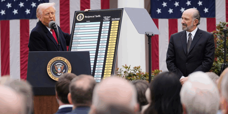 تقرير أمريكي يكشف الأهداف السياسية خلف تعريفات ترامب الجمركية