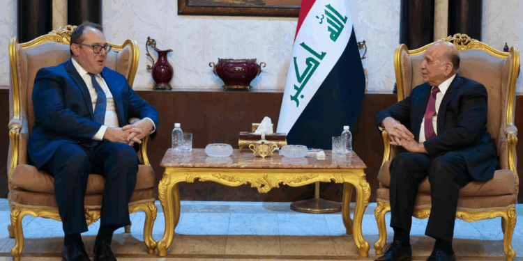 فؤاد حسين يبحث مع القائم بالأعمال الأمريكي التعاون الأمني والملفات المالية والنفطية بين بغداد وأربيل