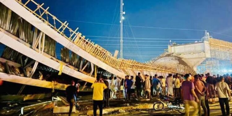 كربلاء.. الدفاع المدني ينقذ 7 أشخاص وينتشل جثتين في انهيار جسر العطيشي,, وأوامر قبض بحق مهندسين وضابط