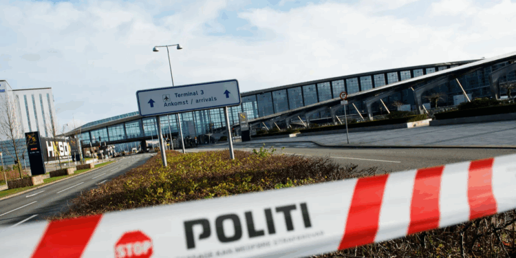 مسيرات مجهولة تهدد مطارات الدنمارك