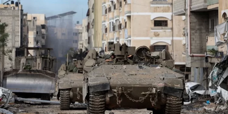 غزة.. الدبابات الإسرائيلية تتـــوغل والعائلات تفر