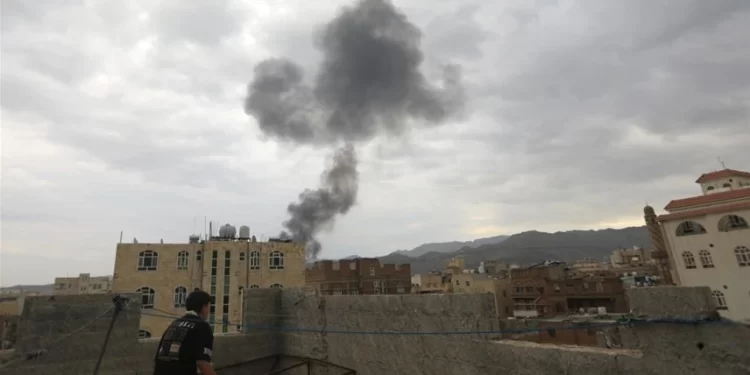 الجيش الإسرائيلي يدعو اليمنيين إلى إخلاء ميناء الحديدة,,, فورا