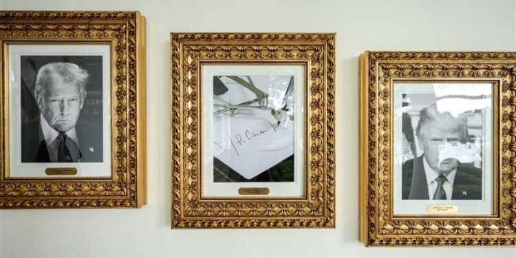 ممشى الرؤساء.. ترامب يستبدل صورة بايدن بـ”قلم توقيع آلي”