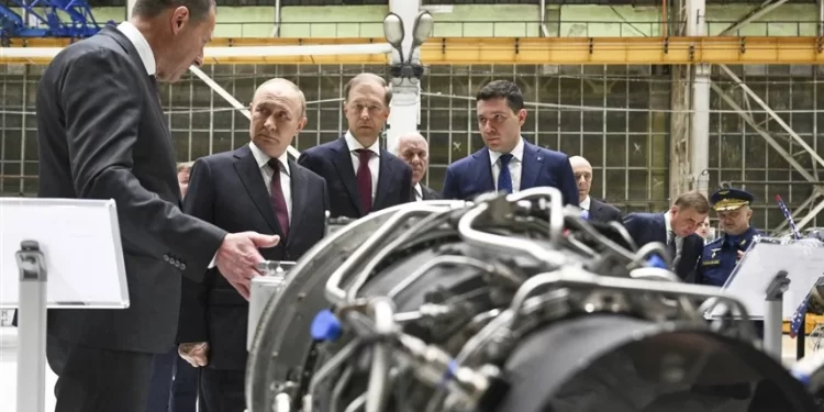 بوتين يحث على تطوير تصنيع محركات الصواريخ إلى الفضاء