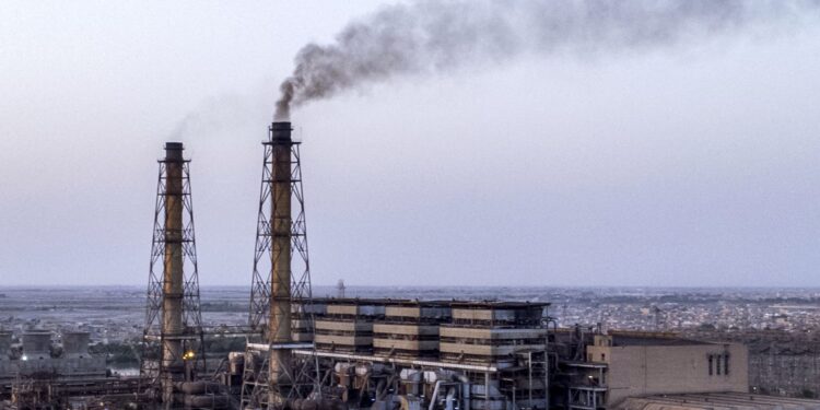 ايران.. مستعدون لتطوير غاز العراق والقرار بيد بغداد