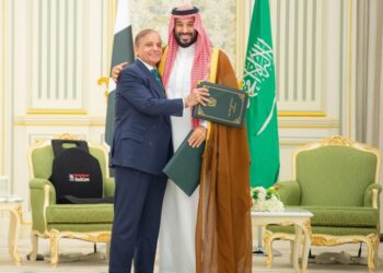 السعودية وباكستان توقعان اتفاقية دفاع استراتيجي مشترك