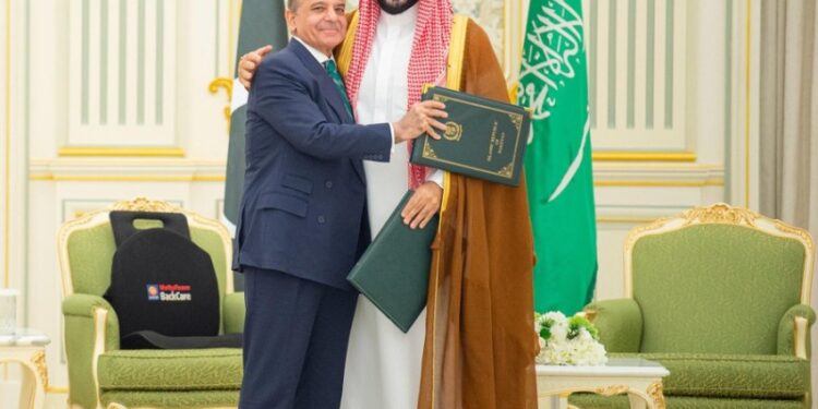 السعودية وباكستان توقعان اتفاقية دفاع استراتيجي مشترك