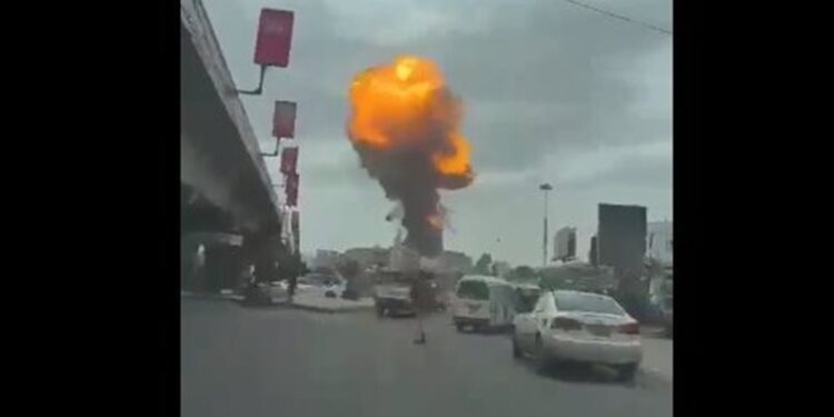 إصابات وأضرار بمطار رامون الإسرائيلي بعد استهدافه بمسيرة من اليمن