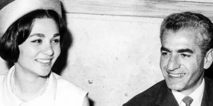 إيران كانت تمنع الحجاب وتجبر النساء على خلعه