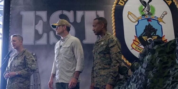 وزير الحرب الأمريكي يزور سفينة حربية “بشكل مفاجئ” في الكاريبي