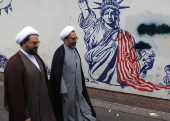 أمريكا ترحل 400 إيراني بعد اتفاق مع طهران