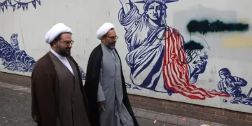 أمريكا ترحل 400 إيراني بعد اتفاق مع طهران